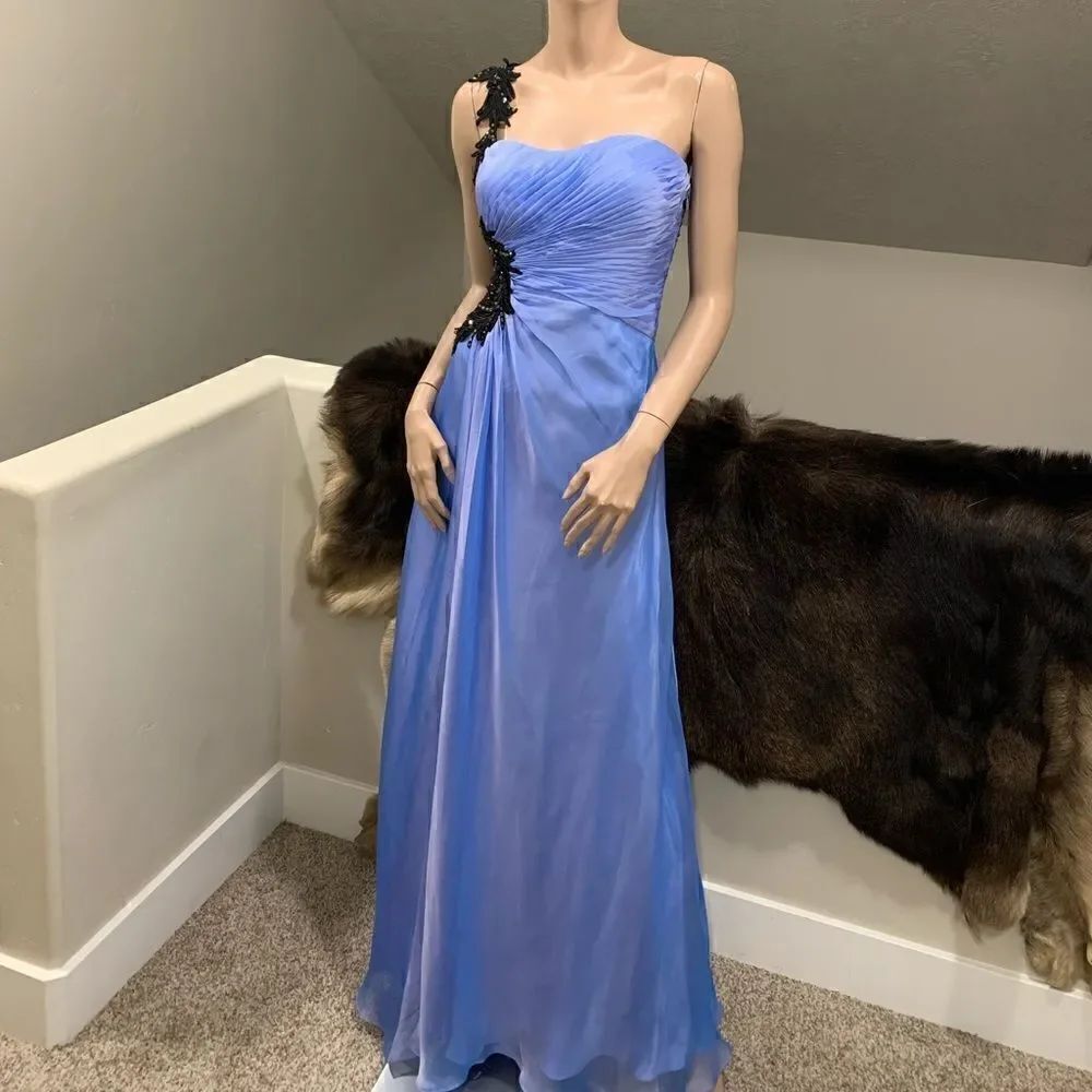 New One-Shoulder Appliqué Embroidered with
Beads Tencel Chiffon Gown